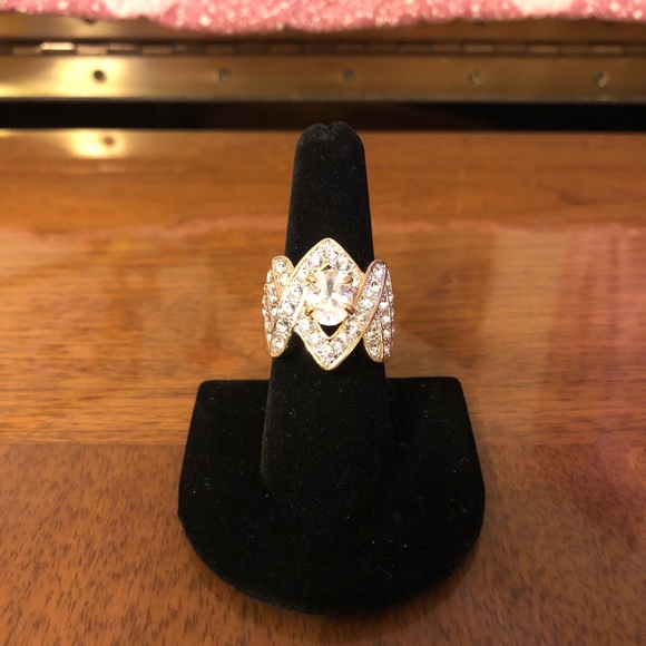 Women’s size 8 gold band ring with CZ stones - Picture 1 of 3